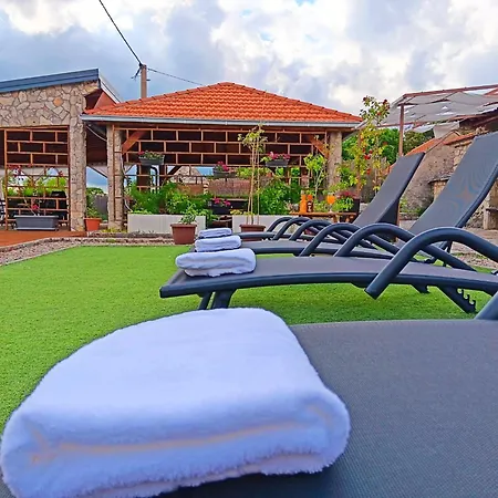 Marko With Football Field Сasa de vacaciones Drniš