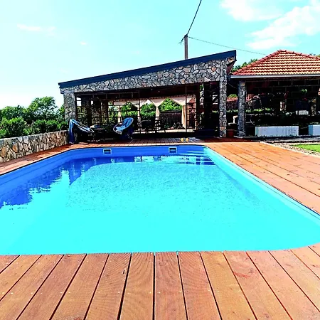 Сasa de vacaciones Marko With Football Field Drniš