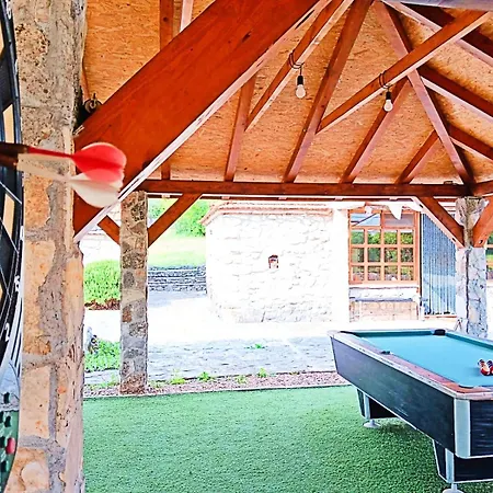 Marko With Football Field Сasa de vacaciones Drniš