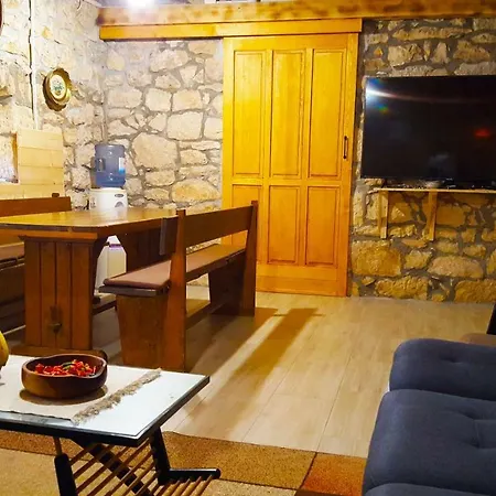 Marko With Football Field Сasa de vacaciones Drniš