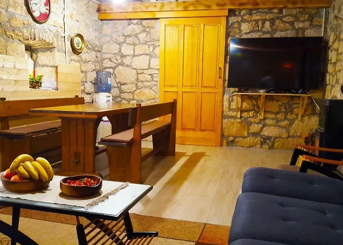 Marko With Football Field Vakantiehuis Drniš